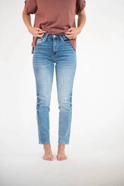 NEW TEA N ROSE candace girlfriend jeans in medium light denim